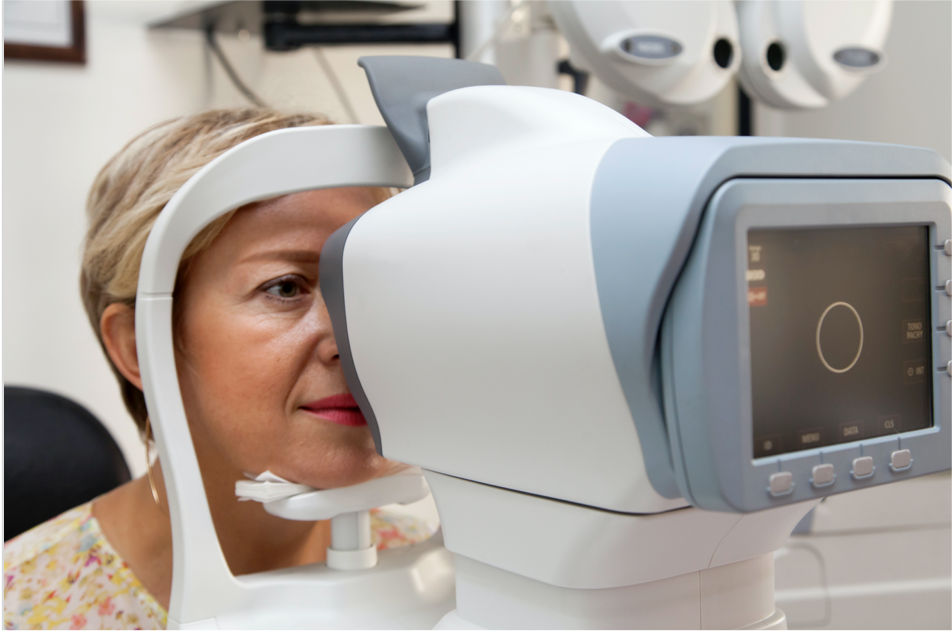 dryAMD.eu Patient regardant dans un appareil de tomographie par cohérence optique (OCT).