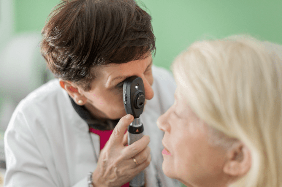 dryAMD.eu Eine medizinische Fachkraft untersucht mit einem Ophthalmoskop-Handgerät das Auge des Patienten.