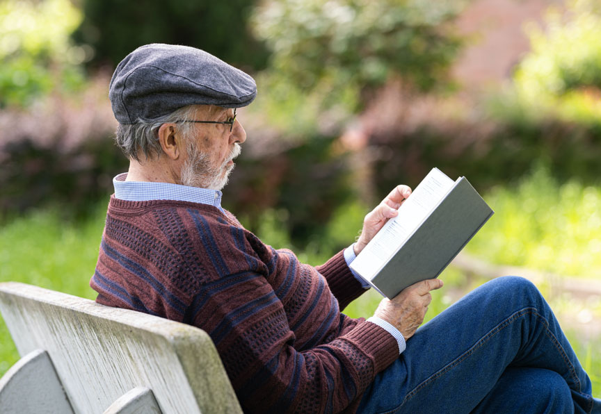 dryAMD.eu Un homme âgé est assis sur un banc.